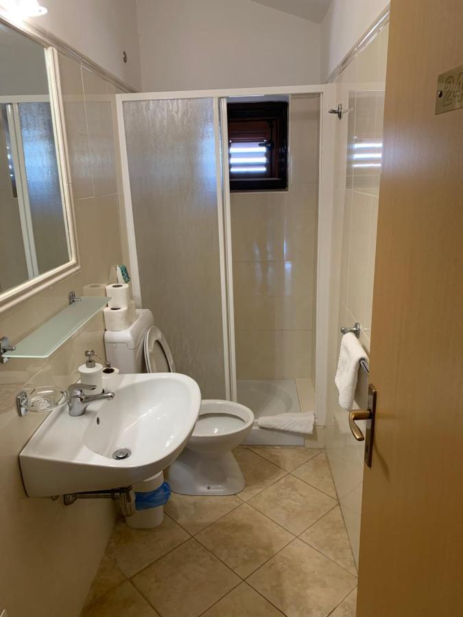 ロヴィニ Vila Albatros Bed & Breakfast エクステリア 写真