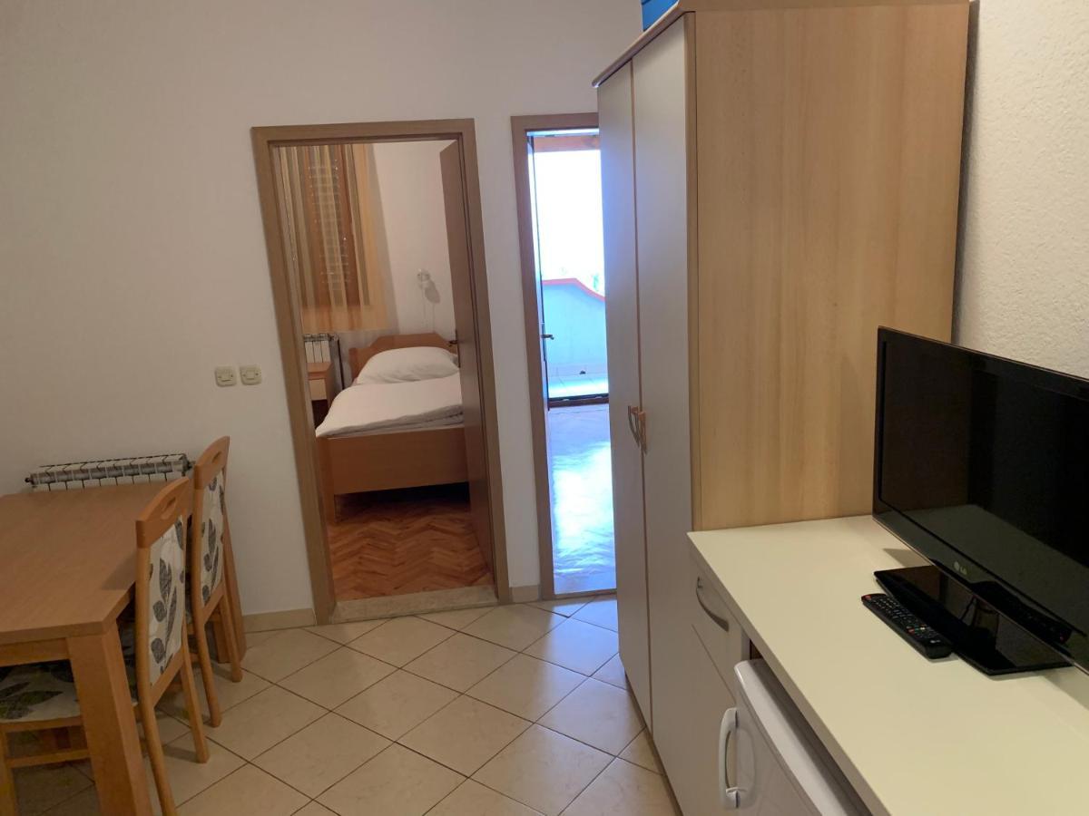 ロヴィニ Vila Albatros Bed & Breakfast エクステリア 写真