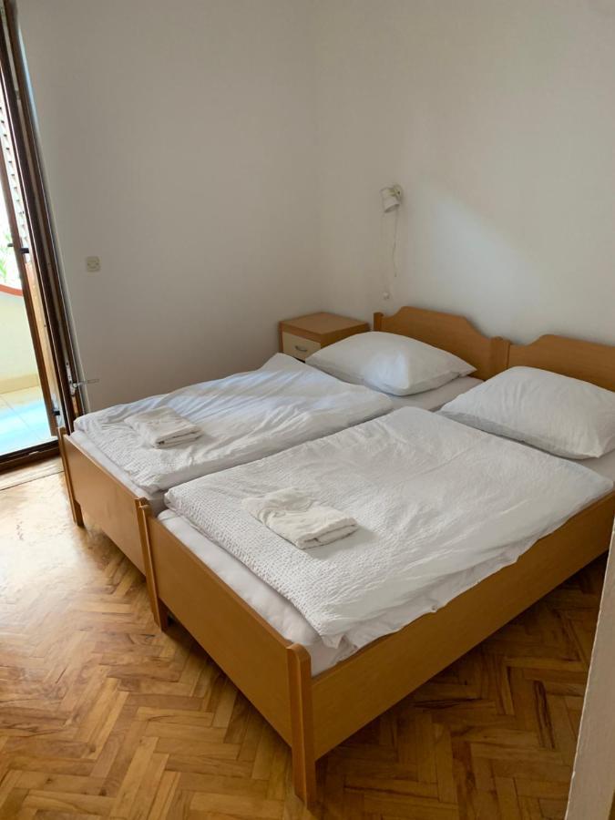 ロヴィニ Vila Albatros Bed & Breakfast エクステリア 写真