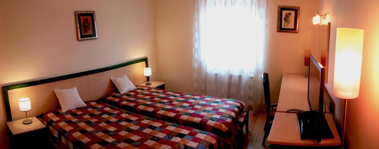 ロヴィニ Vila Albatros Bed & Breakfast エクステリア 写真