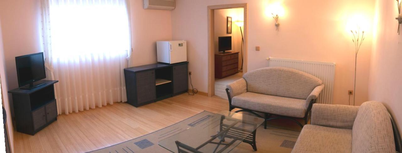 ロヴィニ Vila Albatros Bed & Breakfast エクステリア 写真