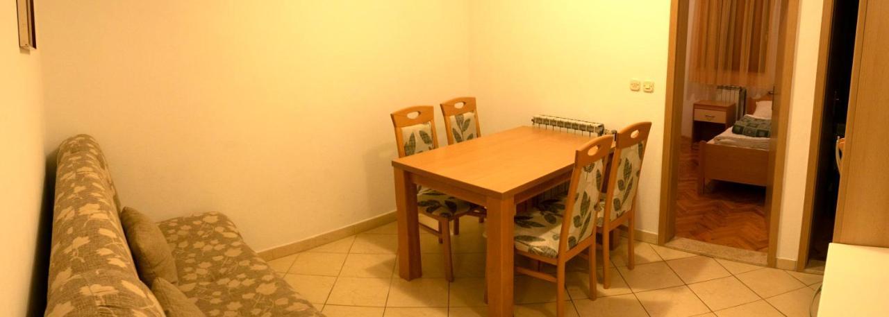 ロヴィニ Vila Albatros Bed & Breakfast エクステリア 写真
