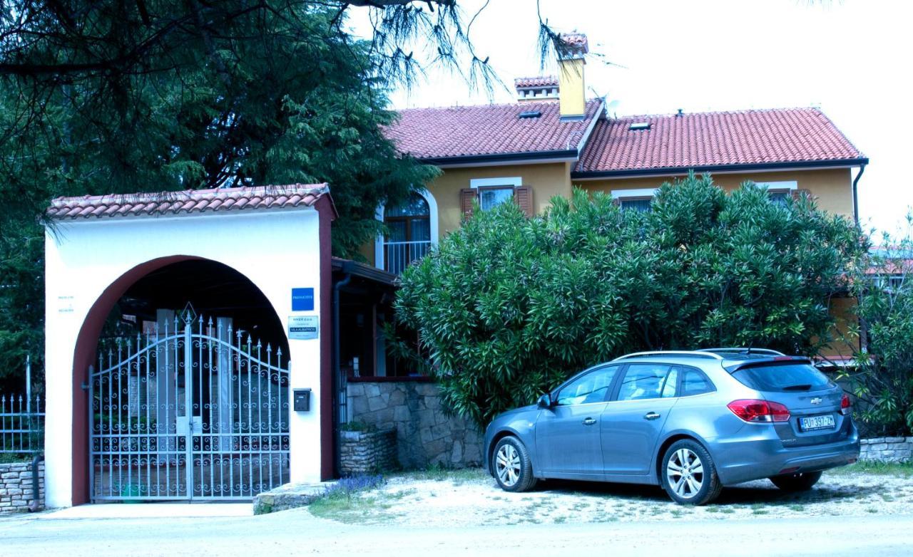 ロヴィニ Vila Albatros Bed & Breakfast エクステリア 写真