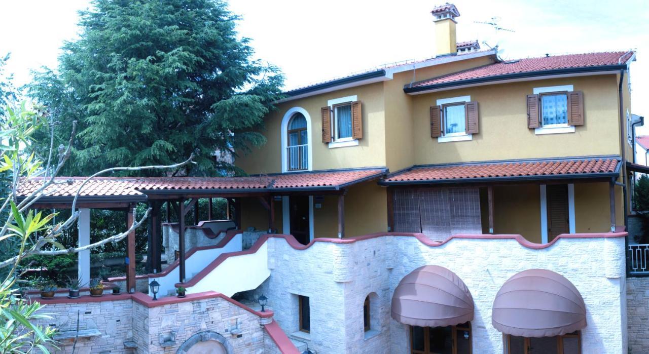 ロヴィニ Vila Albatros Bed & Breakfast エクステリア 写真