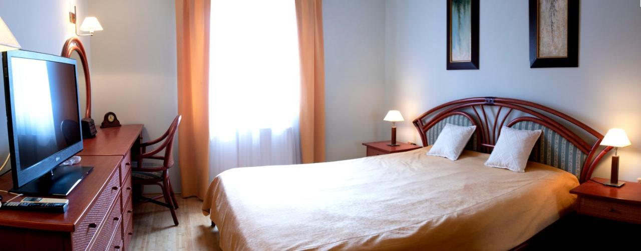 ロヴィニ Vila Albatros Bed & Breakfast エクステリア 写真