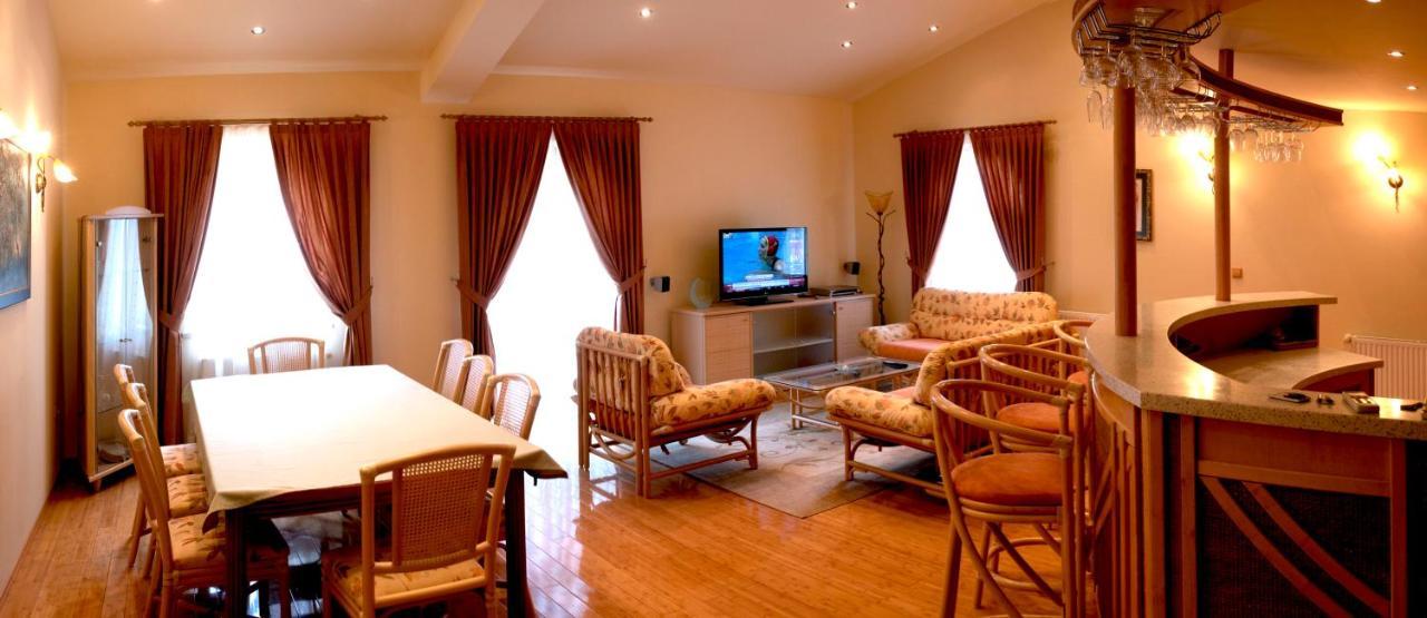 ロヴィニ Vila Albatros Bed & Breakfast エクステリア 写真