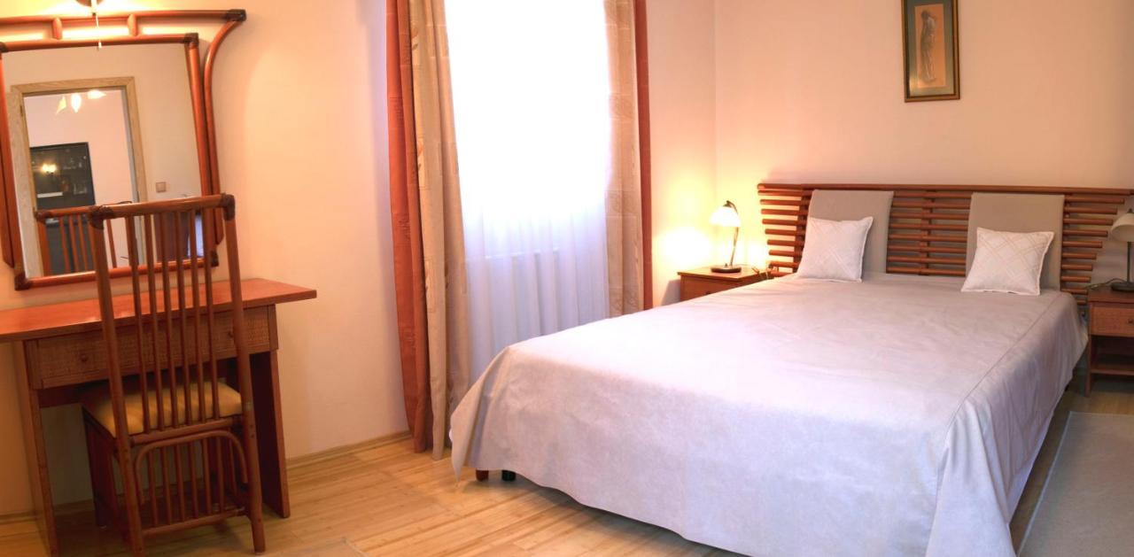 ロヴィニ Vila Albatros Bed & Breakfast エクステリア 写真
