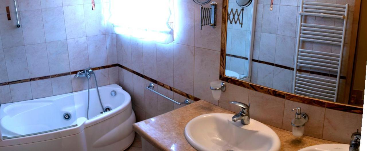 ロヴィニ Vila Albatros Bed & Breakfast エクステリア 写真