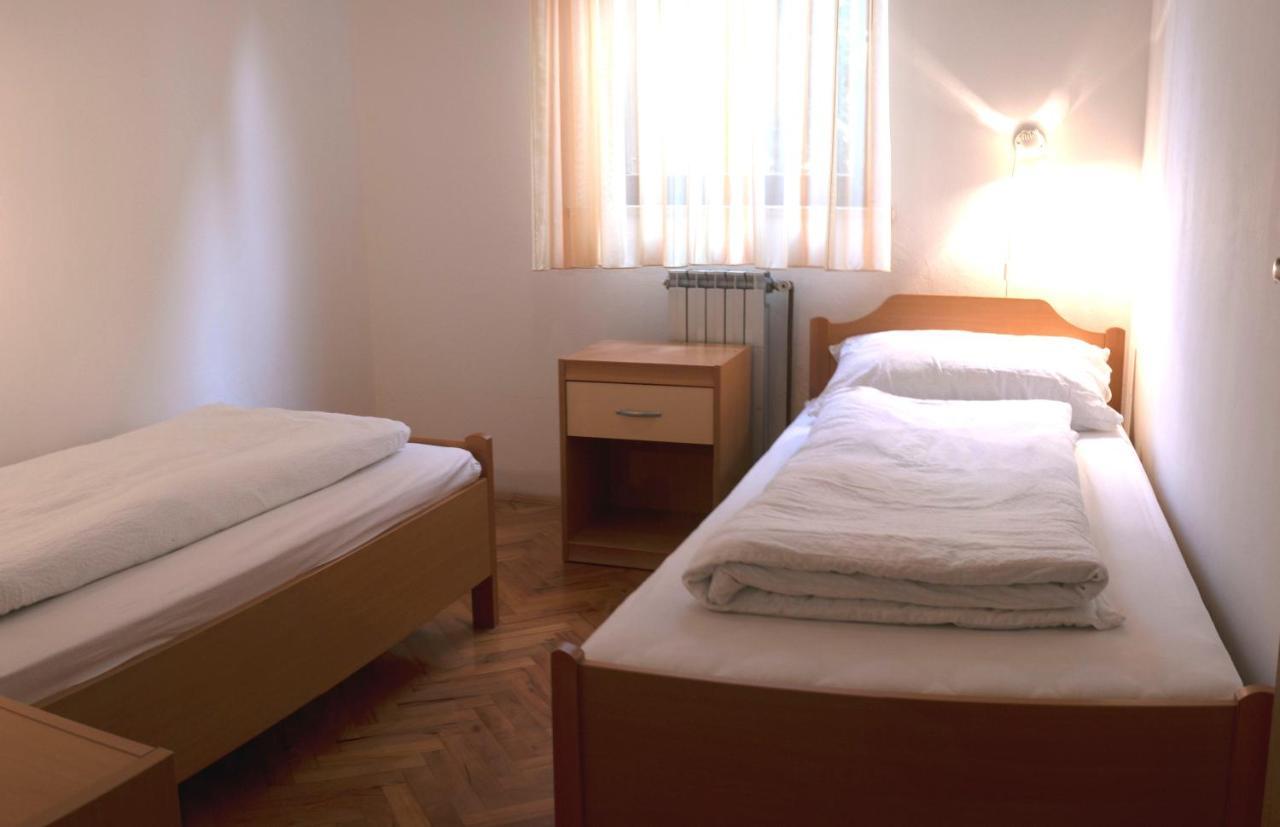 ロヴィニ Vila Albatros Bed & Breakfast エクステリア 写真
