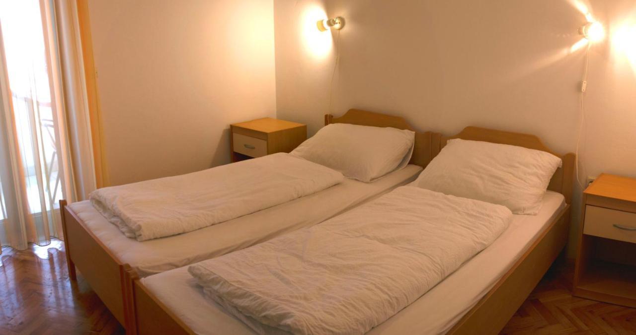 ロヴィニ Vila Albatros Bed & Breakfast エクステリア 写真