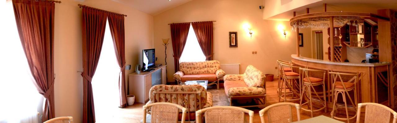 ロヴィニ Vila Albatros Bed & Breakfast エクステリア 写真