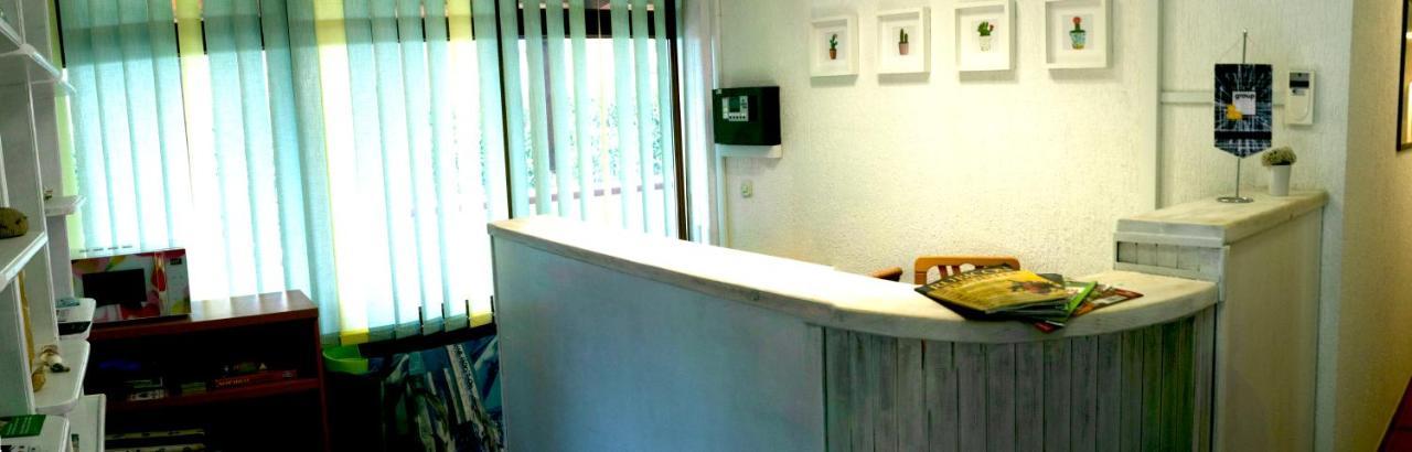 ロヴィニ Vila Albatros Bed & Breakfast エクステリア 写真