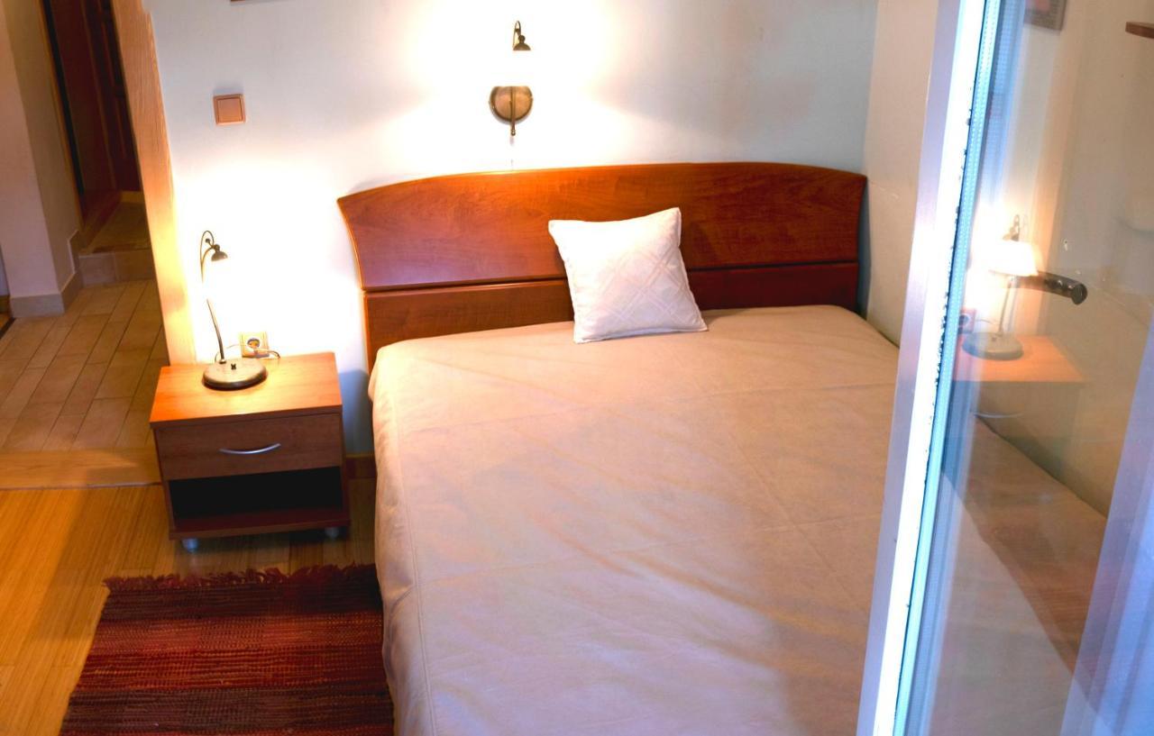 ロヴィニ Vila Albatros Bed & Breakfast エクステリア 写真