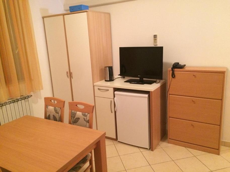 ロヴィニ Vila Albatros Bed & Breakfast エクステリア 写真